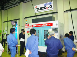 ショールームでのデモ加工の様子