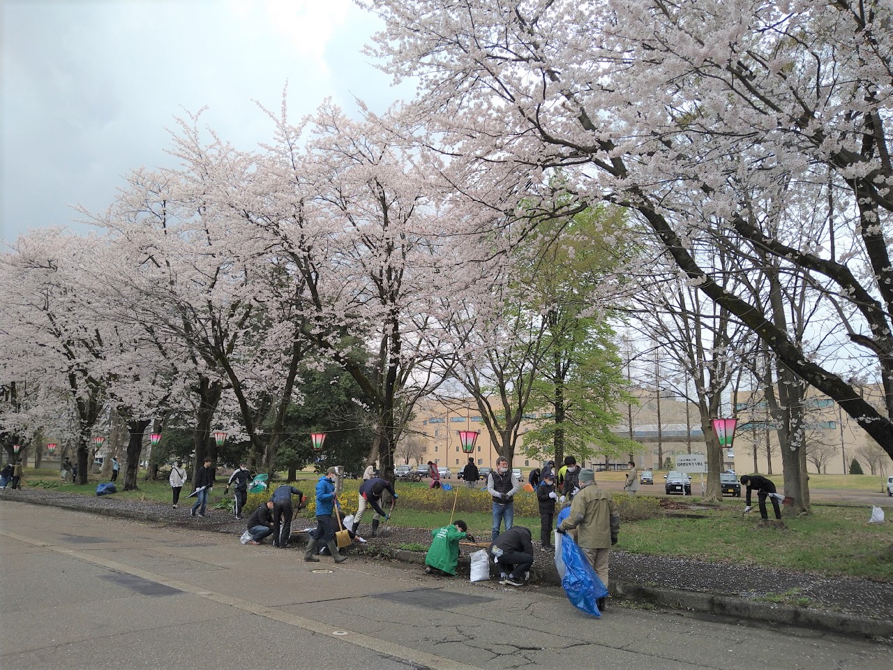 千谷工業団地の清掃活動を行いました。